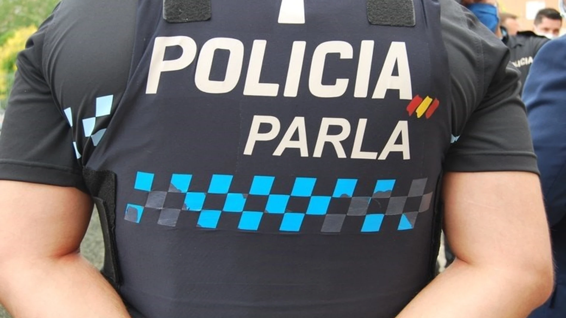 Un policía local de Parla (Madrid) se lanza a un pozo sin señalizar de tres metros para salvar a un perro que se ahogaba