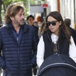 El juez Pedraz y Elena Hormigos con su hijo