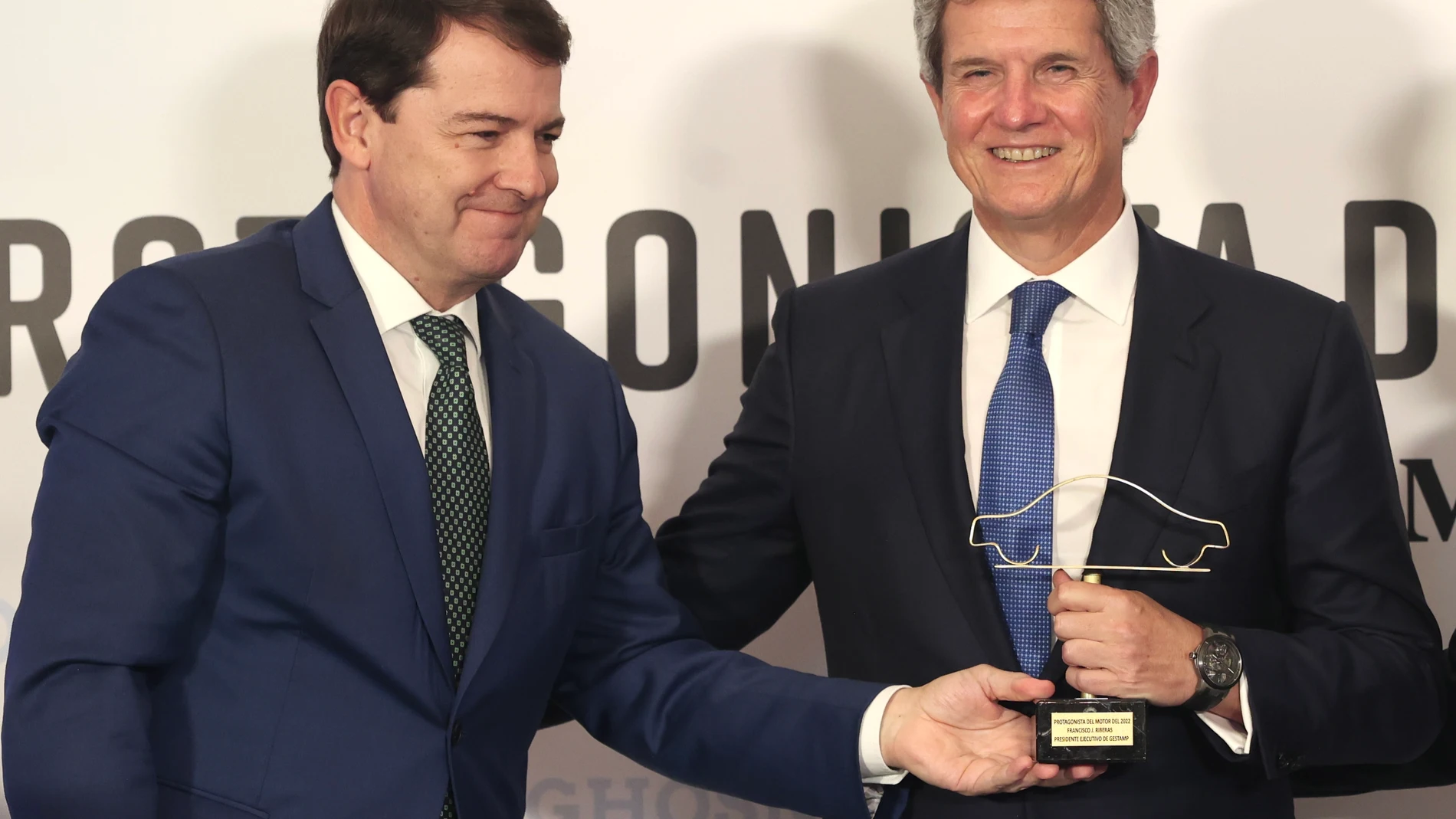 Fernández Mañueco entrega al galardón a Francisco José Riberas de Gestamp
