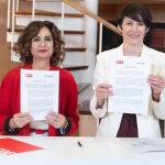 Pontón y Montero muestran el documento del acuerdo el día de la firma. 