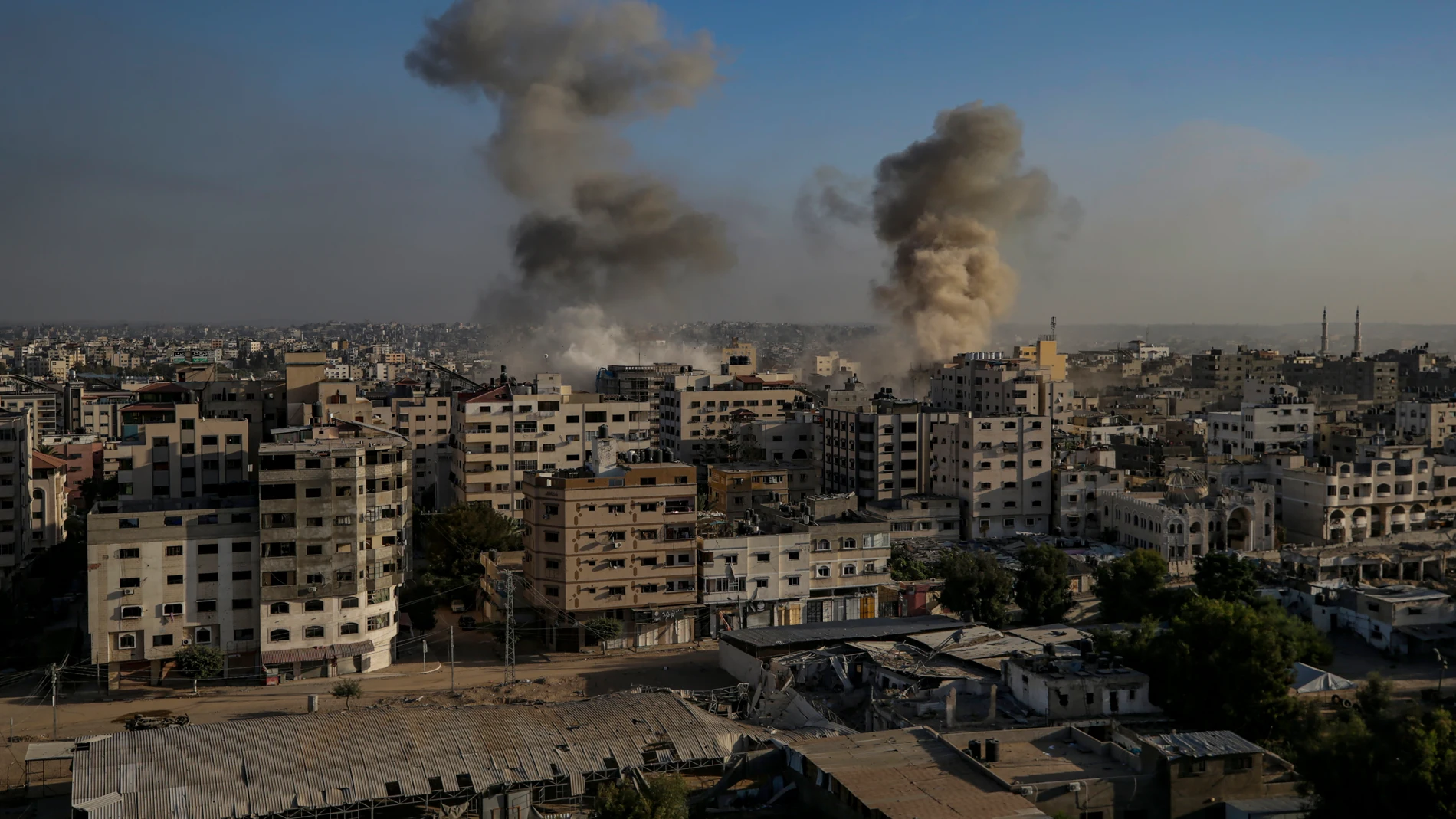 Gaza (---), 06/11/2023.- Smoke rises following Israeli air strikes on the northern Gaza Strip, on 06 November 2023. More than 9,700 Palestinians and at least 1,400 Israelis have been killed, according to the Israel Defense Forces (IDF) and the Palestinian health authority, since Hamas militants launched an attack against Israel from the Gaza Strip on 07 October, and the Israeli operations in Gaza and the West Bank which followed it. EFE/EPA/MOHAMMED SABER