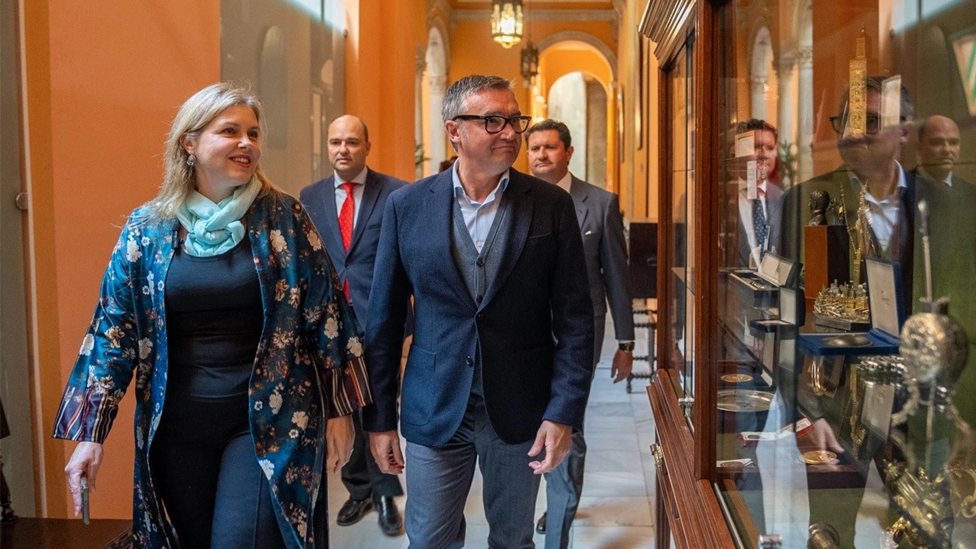La portavoz del Grupo Municipal Vox en el Ayuntamiento de Sevilla, Cristina Peláez, y el portavoz en el Parlamento de Andalucía, Manuel Gavira, este lunes en el Consistorio de la capital. VOX 06/11/2023