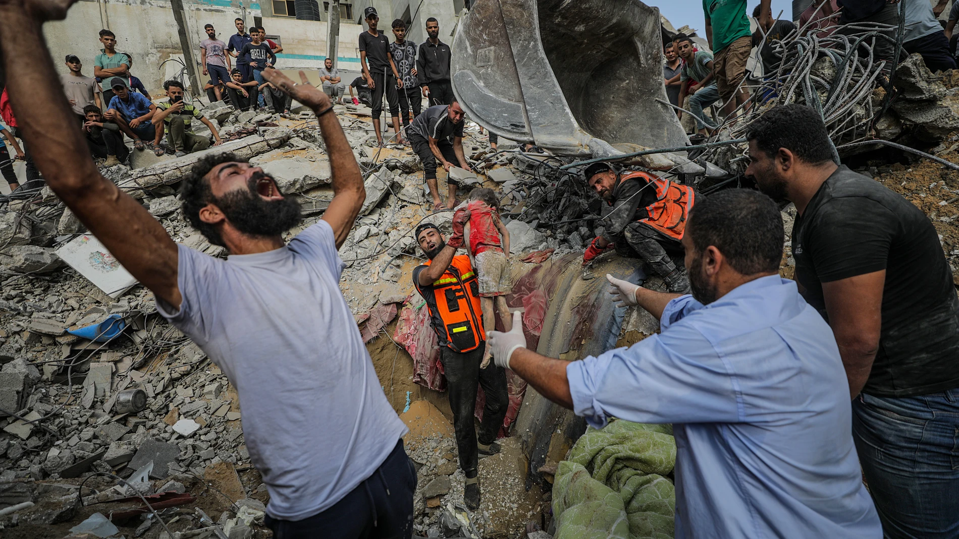 FOTOGALERÍA, 16 DE 30 -06/11/2023.- Un palestino se lamenta después de que el cuerpo de una niña sin vida fuese recuperado bajo los escombros de la casa de la familia Al Faseih en el campo de refugiados de Al Shatea, el 24 de octubre. Más de 20 miembros de la misma familia murieron en el ataque israelí perpetrado la noche. EFE/Mohammed Saber ATENCIÓN CONTENIDO GRÁFICO