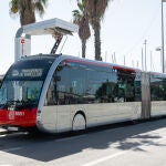 Autobús eléctrico en Barcelona, cargándose en la vía urbana