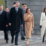 El Rey Felipe VI y la Reina Letizia junto a Federico y Mary de Dinamarca en la ofrenda floral.