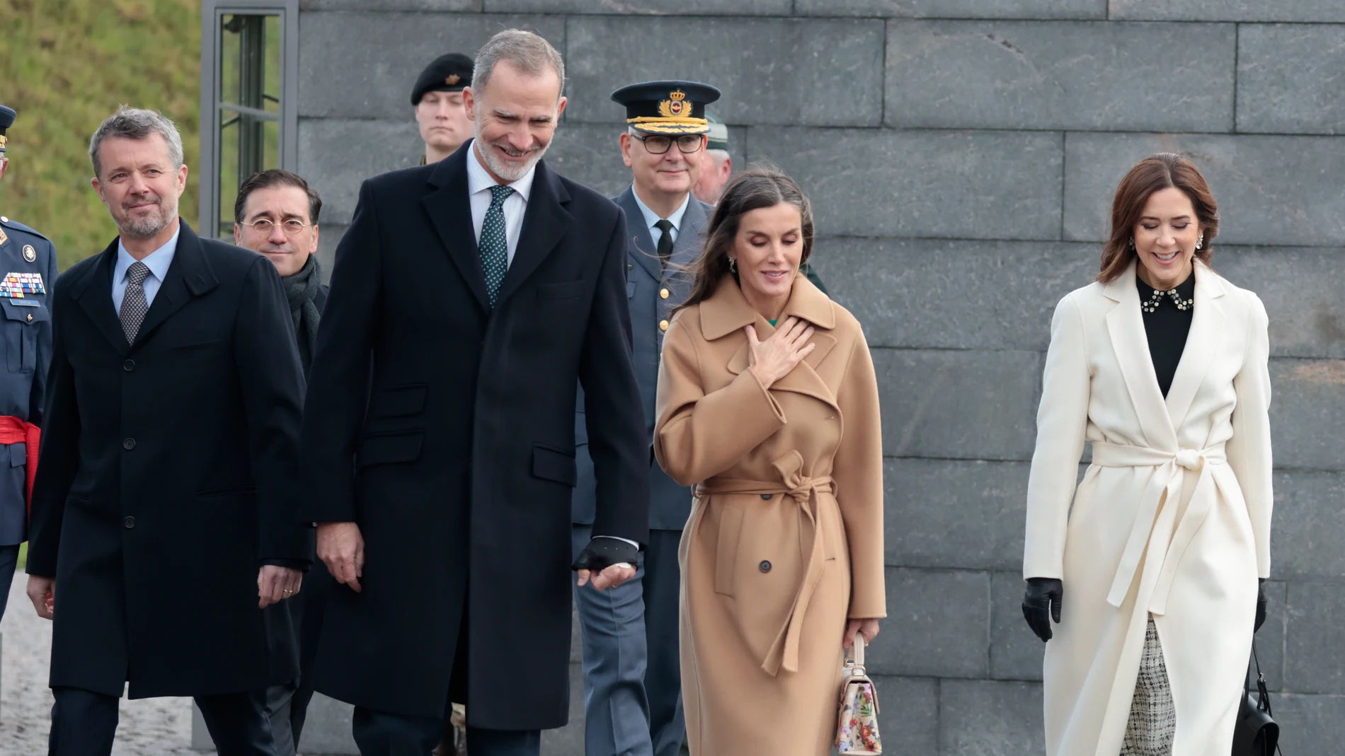 El Rey Felipe VI y la Reina Letizia junto a Federico y Mary de Dinamarca en la ofrenda floral.