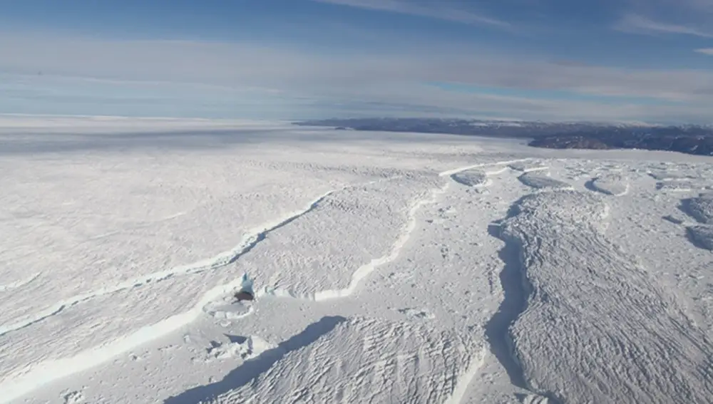 El glaciar Zachariæ Isstrøm en 2016, liberando icebergs de varios kilómetros de longitud en el océano. La fusión de plataformas en el norte de Groenlandia podría contribuir de manera significativa al aumento del nivel del mar.