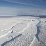 El glaciar Zachariæ Isstrøm en 2016, liberando icebergs de varios kilómetros de longitud en el océano. La fusión de plataformas en el norte de Groenlandia podría contribuir de manera significativa al aumento del nivel del mar. 