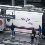 Varias personas en una de las vías de la estación Puerta de Atocha-Almudena Grandes.