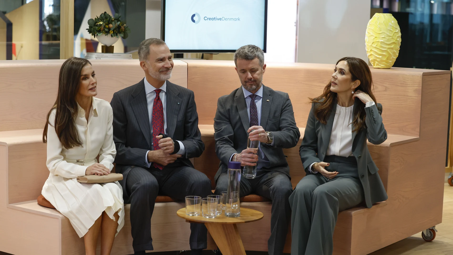 Los reyes Felipe y Letizia junto a los príncipes herederos Federico de Dinamarca (2d) y Mary, en el Centro de Arquitectura Danés (DAC) donde asistirán a una mesa redonda, este miércoles en Copenhague, en el último día de la visita oficial que los Reyes de España realizan a Dinamarca.