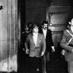 Salvador Allende en la puerta del Palacio de la Moneda, con casco y fusil, en la que se considera su última foto, el 11 de septiembre de 1973.