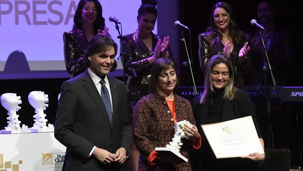 Emilia Gómez recibiendo el premio