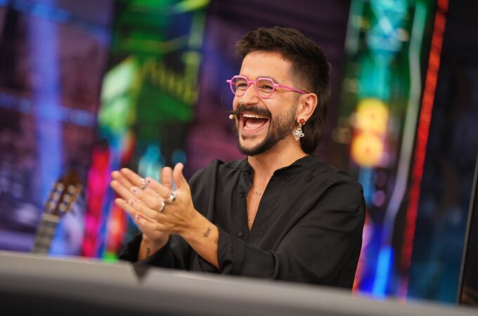 El artista Camilo aplaude en 'El Hormiguero'