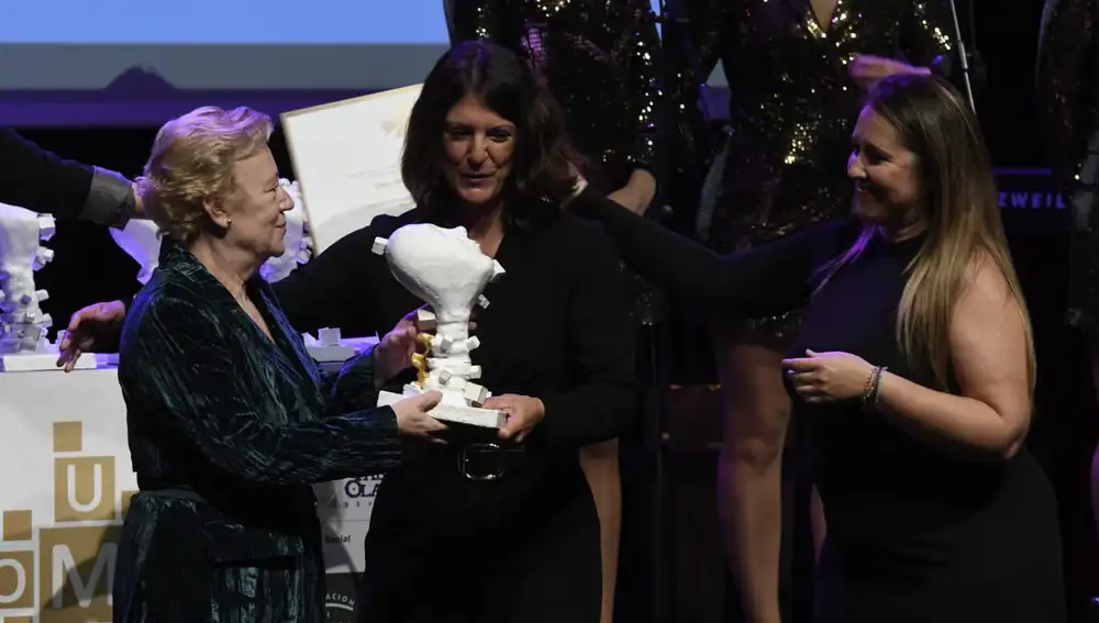 María Castro recogiendo el premio