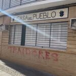 Sede socialista de Coria del Río (Sevilla), con pintadas en contra de la amnistía que prepara el Gobierno en favor de los independentistas