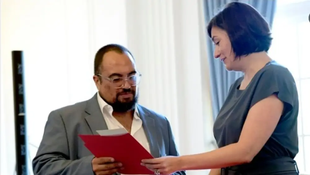 Carmen Montón entrega los documentos desclasificados al representante chileno de la OEA, Sebastián Kraljevich
