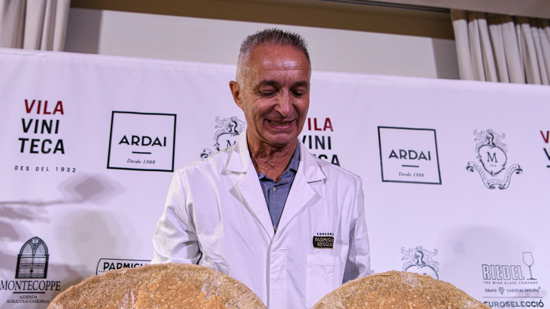 Sante Spagiari tras abrir el queso más longevo del mundo