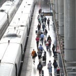 MADRID.-Renfe ofrece más de 1,3 millones de plazas en sus trenes para el puente de la Almudena