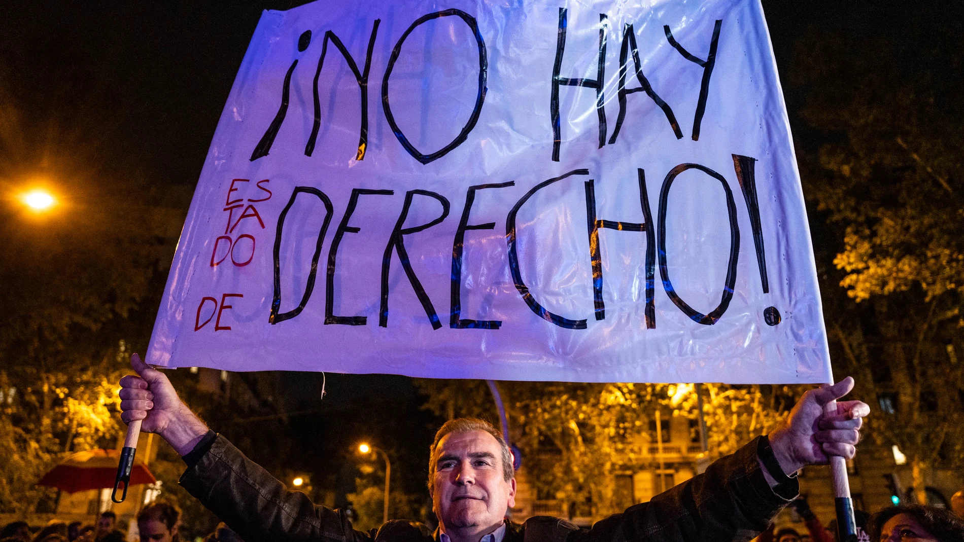 Un hombre con un cartel durante una concentración en contra de la amnistía, frente a la sede del PSOE en la calle Ferraz, a 8 de noviembre de 2023, en Madrid (España). Ya son varias las jornadas en las que los manifestantes se han organizado a través de redes sociales y se han mostrado opuestos al pacto de los socialistas con ERC que incluye, entre otras medidas, una ley de amnistía que favorecería a los procesados del 'procés' catalán, el traspaso de las competencias de Rodalíes o la condon...