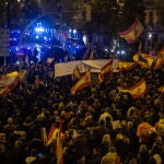 La sexta noche de protestas en Ferraz reúne a 1.500 personas en una jornada tranquila y sin incidentes