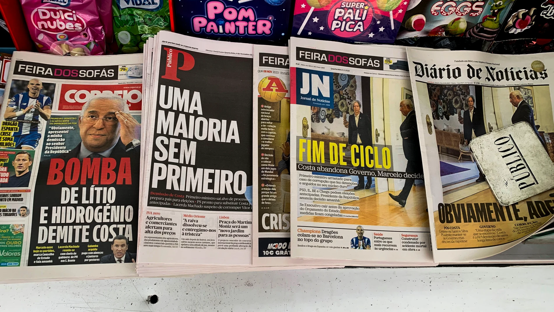 LISBOA, 08/11/2023.- Obviamente, dimito", "Obviamente, adiós" y "Fin de ciclo" son algunos de los titulares por los que optaron este miércoles los principales periódicos portugueses para anunciar la salida del primer ministro luso, el socialista António Costa, tras verse envuelto en un escándalo de corrupción por negocios de litio. Recordaron también que la caída de Costa y unas potenciales nuevas elecciones pueden llevar a la paralización del Presupuesto de Estado, que iba a afrontar su últi...
