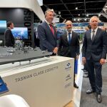 Los responsables de Navantia, Austal y Civmec junto a la maqueta de la corbeta modelo Tasman