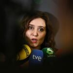 MADRID.-Ayuso condena los "actos vandálicos" ante la sede del PSOE y traslada su respaldo a las Fuerzas y Cuerpos de Seguridad