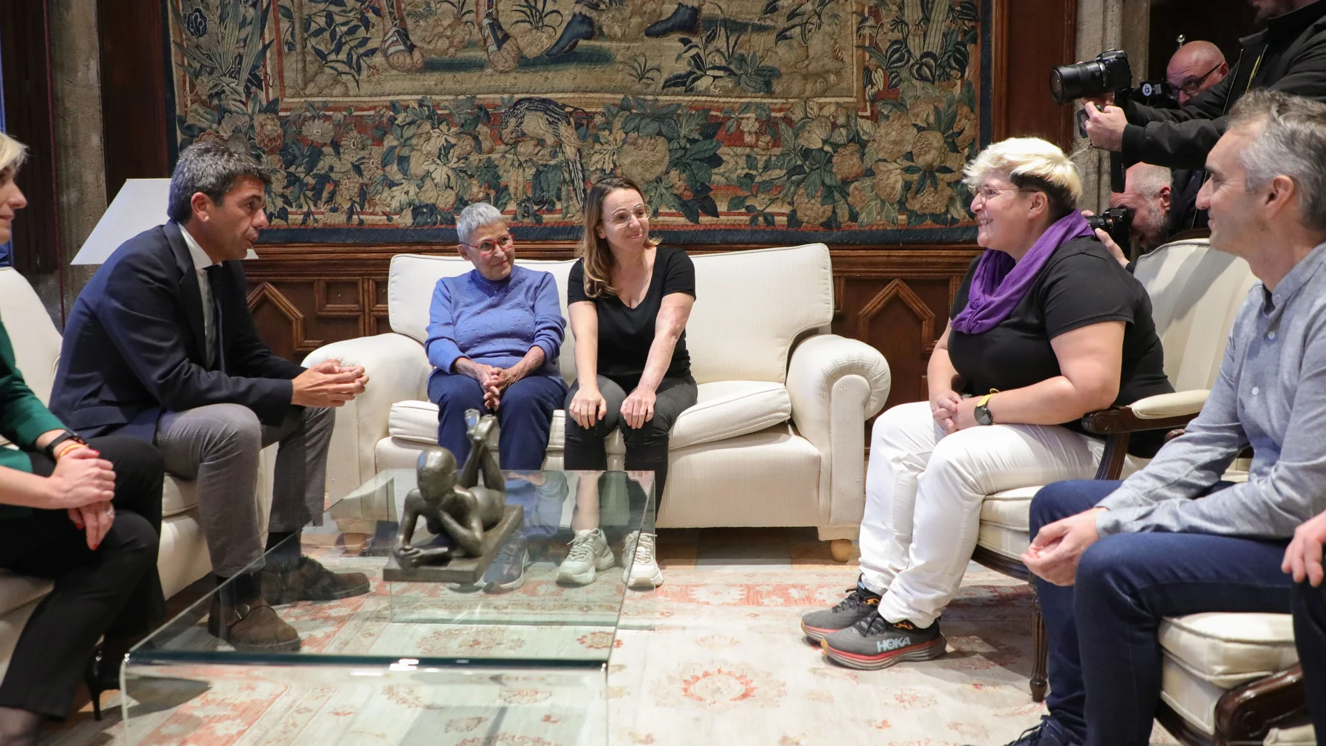 El presidente Mazón y la consellera Elisa Nuñez reciben a una representación de los heridos del tren de Bejís