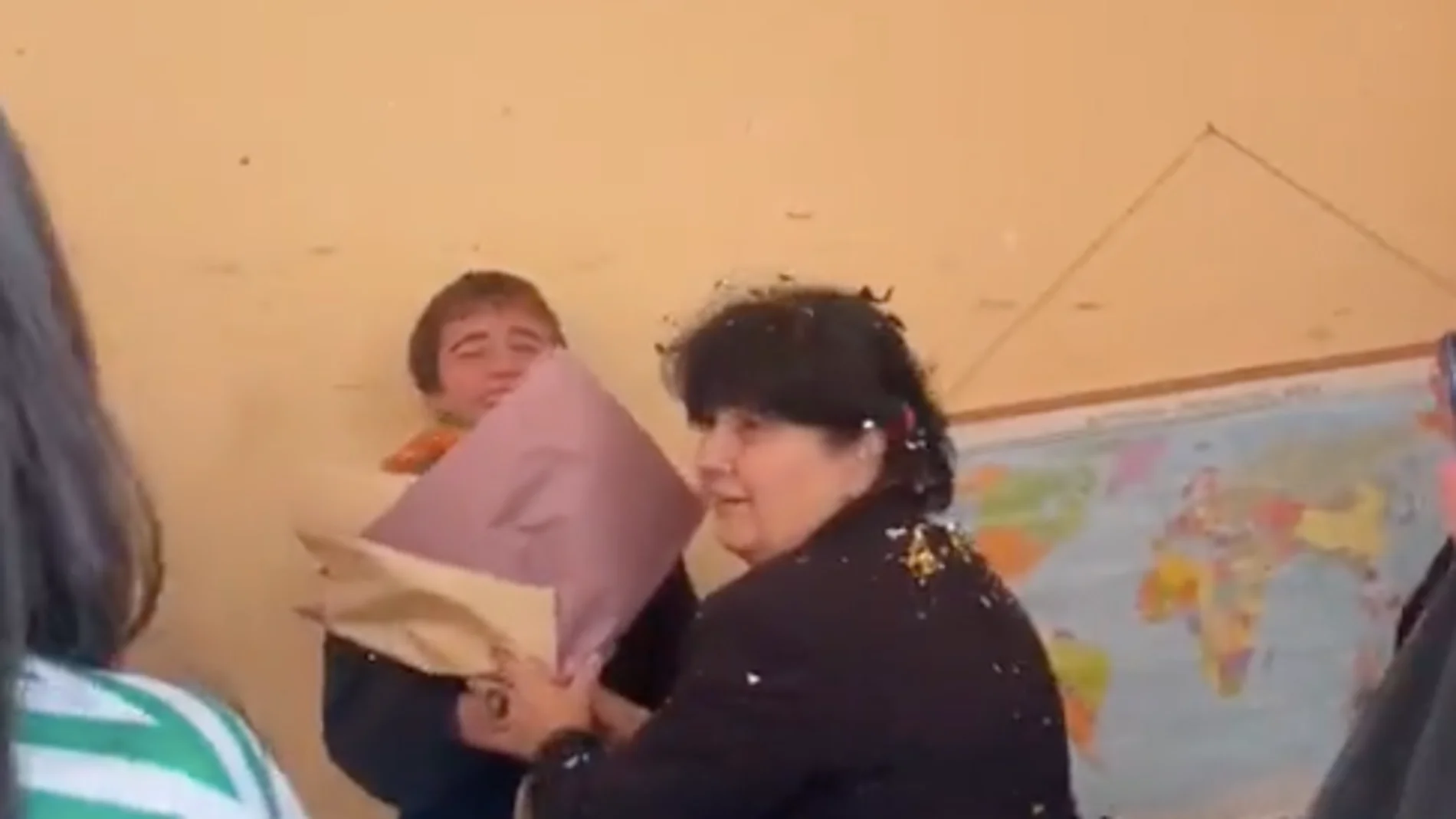 La emotiva sorpresa de unos estudiantes a su profesora