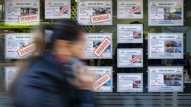 Anuncios de venta y alquiler de viviendas en una inmobiliaria