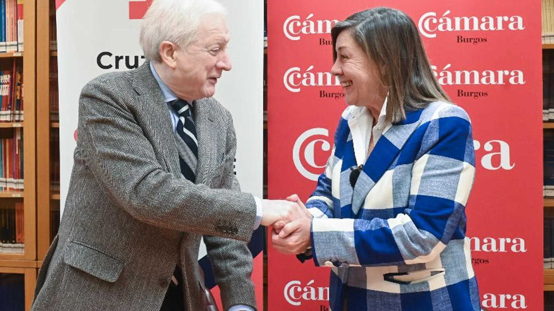 El presidente de la Cámara de Comercio de Burgos, Antonio Méndez Pozo, y la presidenta provincial de Cruz Roja, María Isabel De Blas, firman un acuerdo de colaboración