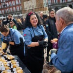 Degustación de la gran Corona de la Almudena elaborada por la Asociación de Cocineros y Reposteros de Madrid (