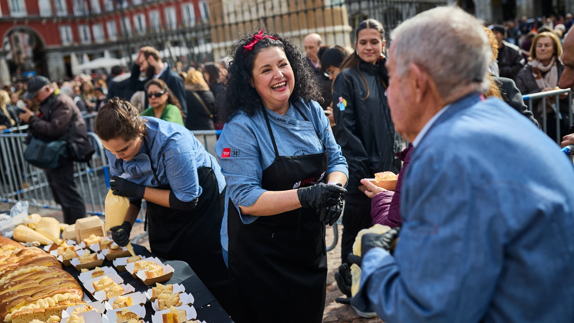 Degustación de la gran Corona de la Almudena elaborada por la Asociación de Cocineros y Reposteros de Madrid (ACYRE) en colaboración con el Ayuntamiento de Madrid en la Plaza Mayor de Madrid este jueves festividad del día de la Almudena. © Alberto R. Roldán / Diario La Razón. 09 11 2023