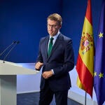 El líder del PP, Alberto Núñez Feijóo, realiza una declaración institucional "urgente y solemne" en la sede de