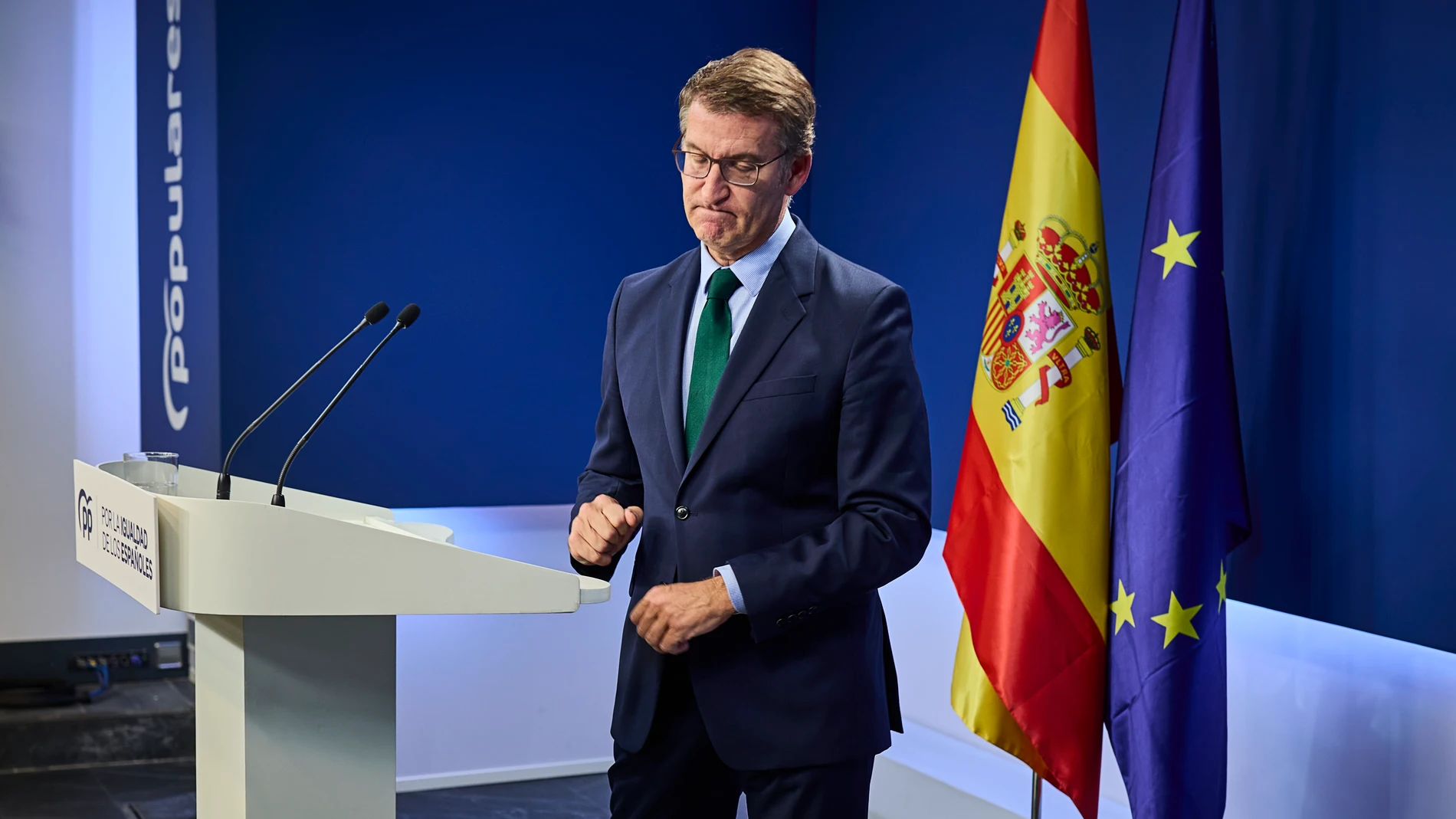 El líder del PP, Alberto Núñez Feijóo, realiza una declaración institucional "urgente y solemne" en la sede del PP en Madrid este jueves tras el pacto firmado entre el PSOE y Junts para la investidura de Pedro Sánchez en alusión a la amnistía. © Alberto R. Roldán / Diario La Razón. 09 11 2023
