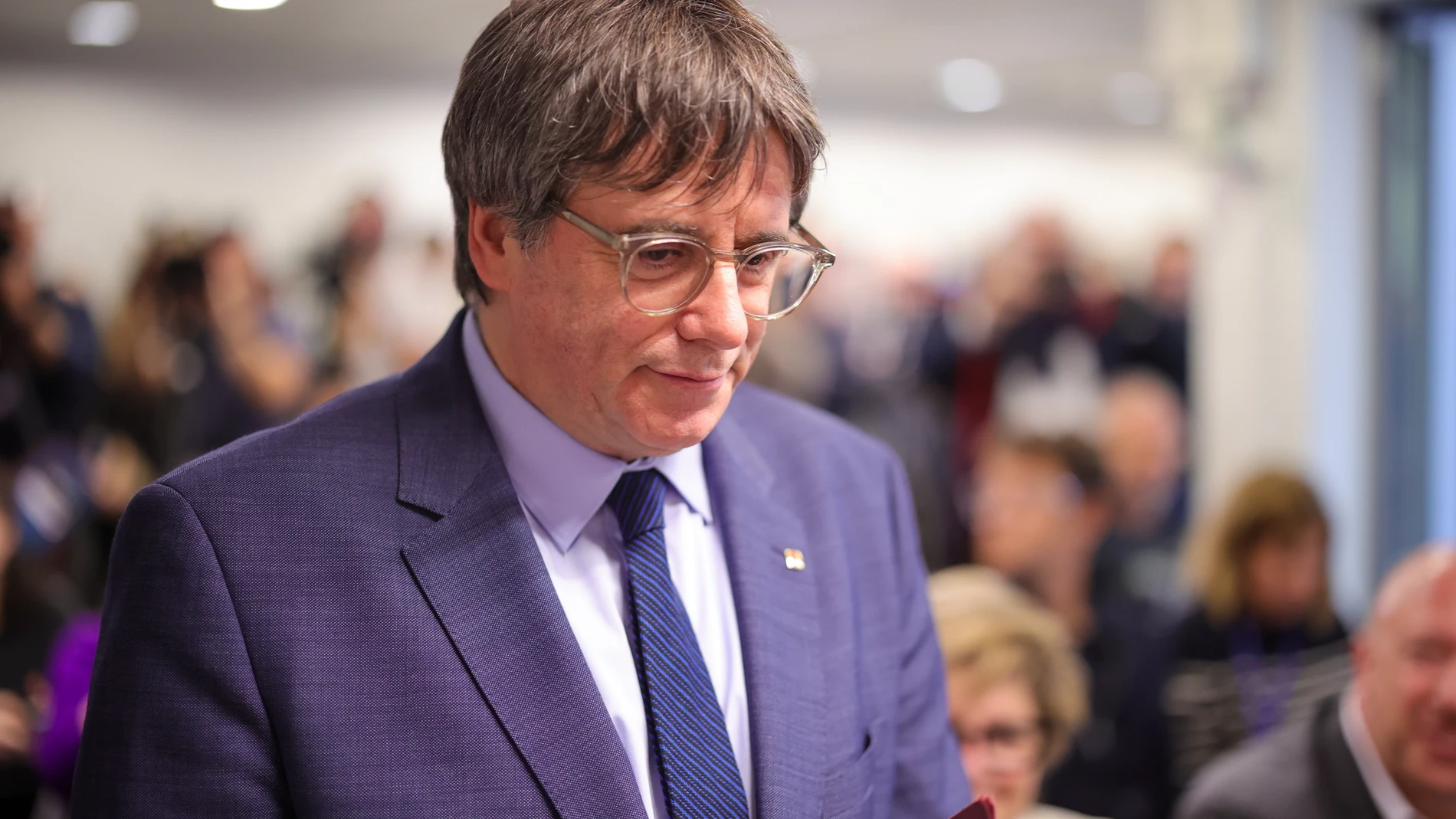 Brussels (Belgium), 09/11/2023.- Member of the European Parliament Carles Puigdemont arrives to give a press conference in Brussels, Belgium, 09 November 2023. The Catalan leader spoke about the last negotiations between Spanish Socialist Workers' Party (PSOE) and Junts per Catalunya to try to reach an agreement on the amnesty for Catalan separatists that will allow the investiture of Pedro Sanchez as prime minister. (Bélgica, Bruselas) EFE/EPA/OLIVIER MATTHYS