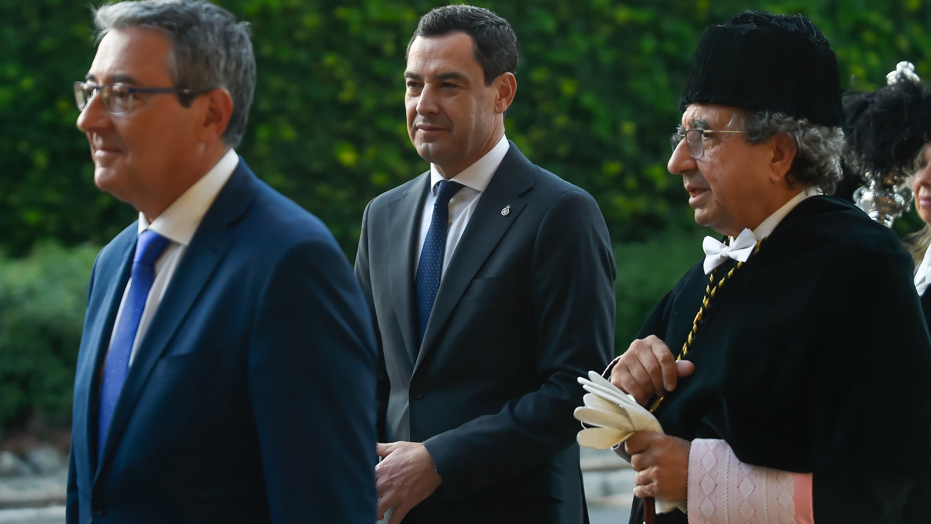 El presidente de la Junta de Andalucía, Juanma Moreno, a la llegada al acto de entrega de la Medalla de Oro de la Universidad de Málaga a la Junta de Andalucía. A 9 de noviembre de 2023 en Málaga (Andalucía, España) 09 NOVIEMBRE 2023 Álex Zea / Europa Press 09/11/2023