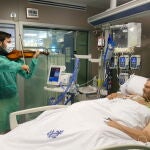 El violinista Paco Montalvo, "medicina" para un enfermo oncológico en un hospital cordobés