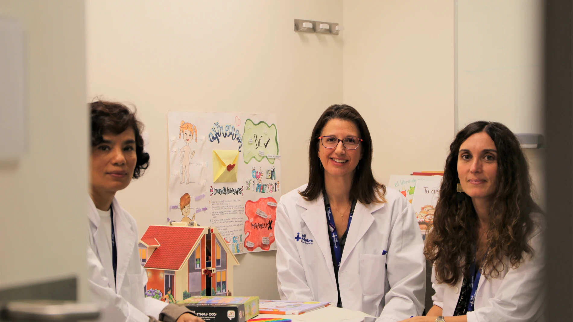 Giuliana Ríos, Anna Fàbregas y Mireia Forner en la consulta del Equipo EMMA
