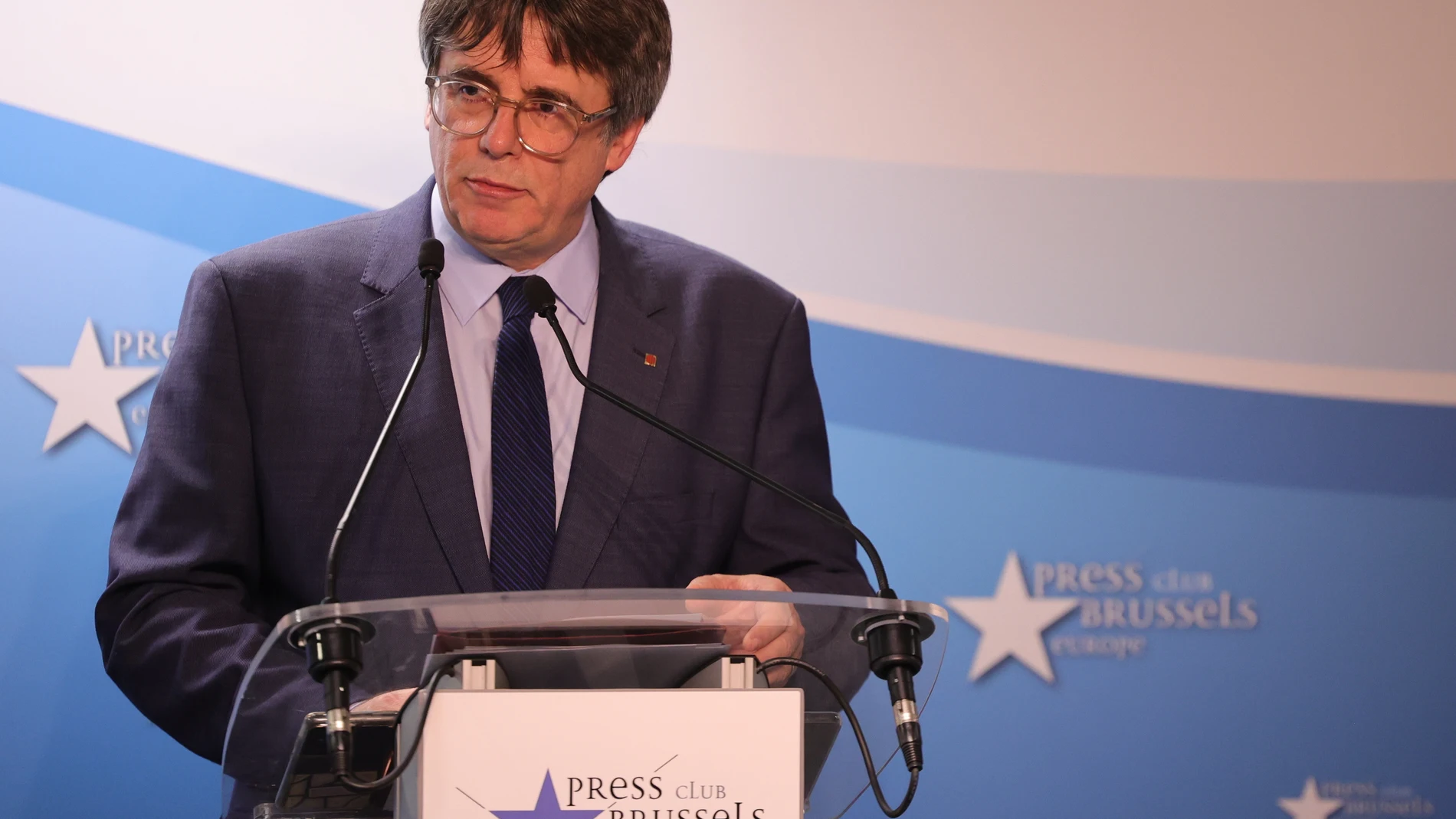 Bruselas (Bélgica), 09/11/2023.- El europarlamentario Carles Puigdemont durante la conferencia de prensa en Bruselas, Bélgica, este jueves. El líder catalán habló sobre las últimas negociaciones entre el Partido Socialista Obrero Español (PSOE) y Junts per Catalunya que permitirán la investidura de Pedro Sánchez como presidente del Gobierno. EFE/OLIVIER MATTHYS