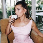 Hailey Bieber con uñas carey