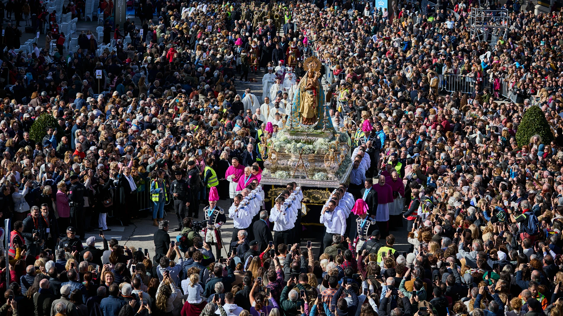 Madrid celebra la festividad de su patrona, la Virgen de la Almudena, en una jornada festiva donde los representantes políticos de la ciudad y la comunidad van a asistir a la misa solemne que el cardenal arzobispo de Madrid, José Cobo, preside en la catedral. Asisten la presidenta de la comunidad, Isabel Diaz Ayuso y Jose Luis Martinez Almeida. © Alberto R. Roldán / Diario La Razón. 09 11 2023