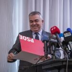 El secretario de Organización del PSOE, Santos Cerdán, comparece en una rueda de prensa para explicar los detalles del acuerdo de investidura con el PSOE, en el Parlamento Europeo, a 9 de noviembre de 2023, en Bruselas (Bélgica).