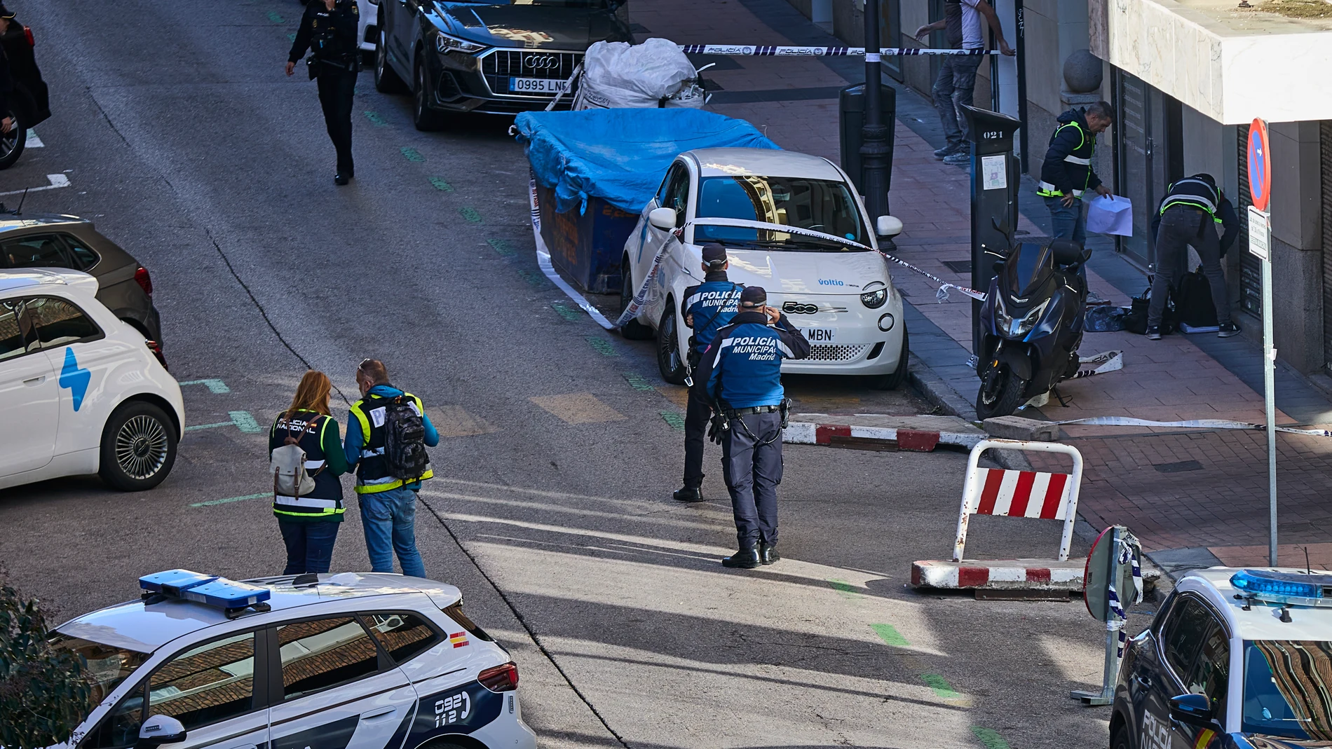 La Policía investiga en el lugar donde el político español Alejo Vidal-Quadras, que fue vicepresidente del Parlamento Europeo y presidente del conservador Partido Popular (PP) en Cataluña, ha recibido un disparo en la cara en la calle Núñez de Balboa de Madrid. Vidal-Quadras se encuentra fuera de peligro tras ser tiroteado en Madrid. © Alberto R. Roldán / Diario La Razón. 09 11 2023
