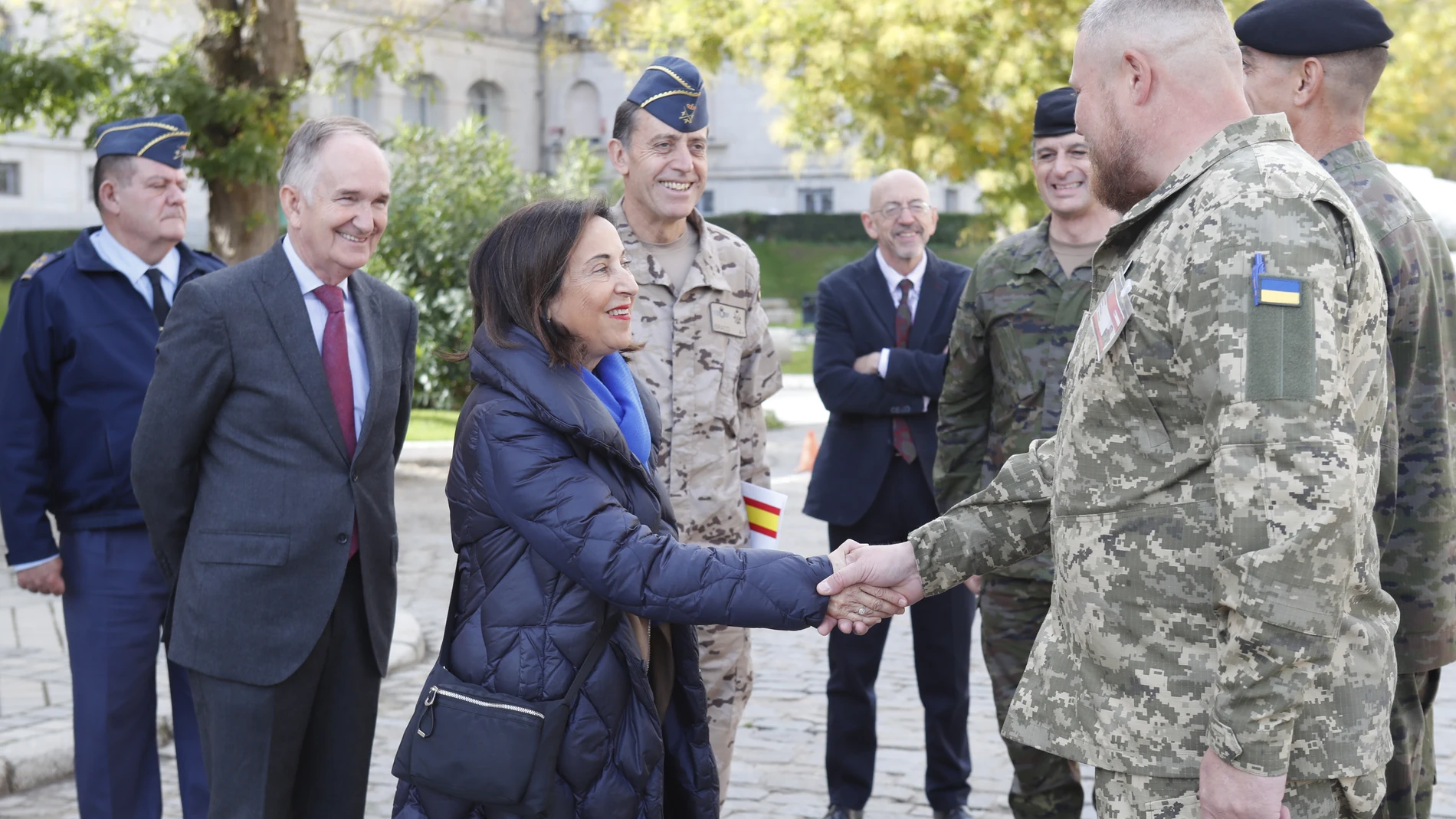 Robles saluda a uno de los militares ucranianos