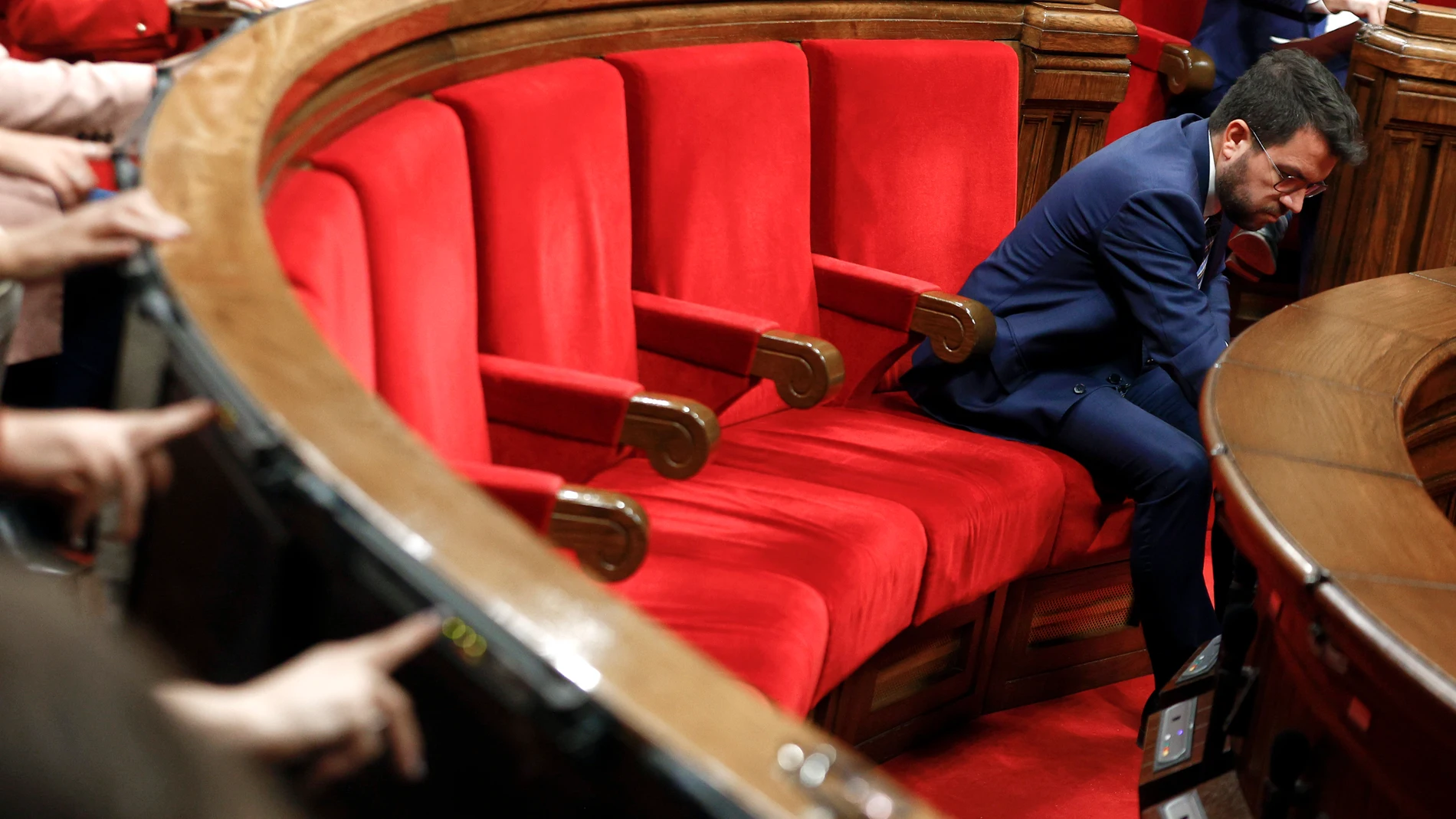 GRAFCAT6231. BARCELONA, 09/11/2023.- El presidente de la Generalitat, Pere Aragonès, durante una de las votaciones en el hemiciclo del Parlament en la tercera jornada del pleno. EFE/Quique García