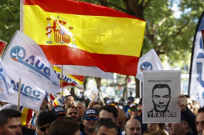 Un manifestante con la pancarta del presidente del Gobierno en funciones durante una concentración de sindicatos de Policía Nacional y Guardia Civil contra la amnistía, frente a la Ciudad de la Justicia, a 10 de noviembre de 2023, en Barcelona, Catalunya (España). La Asociación Unificada de Guardias Civiles (AUGC) y el Sindicato Unificado de Policía (SUP) han convocado la concentración con motivo de la toma de declaración a varios agentes de la autoridad procesados por el operativo del 1-O y para manifestar su rechazo a los acuerdos para una ley de amnistía que han alcanzado Junts y el PSOE. Durante la protesta, se ha realizado una lectura a un manifiesto de apoyo a los miembros de las Fuerzas y Cuerpos de Seguridad del Estado, que cumplieron su labor durante el 1-O. 10 NOVIEMBRE 2023;BARCELONA;CATALUNYA;CONCENTRACIÓN;SINDICATOS POLICÍAS Y GUARDIA CIVIL David Zorrakino / Europa Press 10/11/2023