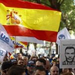 Un manifestante con la pancarta del presidente del Gobierno en funciones durante una concentración de sindicatos de Policía Nacional y Guardia Civil contra la amnistía, frente a la Ciudad de la Justicia, a 10 de noviembre de 2023, en Barcelona, Catalunya (España). La Asociación Unificada de Guardias Civiles (AUGC) y el Sindicato Unificado de Policía (SUP) han convocado la concentración con motivo de la toma de declaración a varios agentes de la autoridad procesados por el operativo del 1-O y para manifestar su rechazo a los acuerdos para una ley de amnistía que han alcanzado Junts y el PSOE. Durante la protesta, se ha realizado una lectura a un manifiesto de apoyo a los miembros de las Fuerzas y Cuerpos de Seguridad del Estado, que cumplieron su labor durante el 1-O. 10 NOVIEMBRE 2023;BARCELONA;CATALUNYA;CONCENTRACIÓN;SINDICATOS POLICÍAS Y GUARDIA CIVIL David Zorrakino / Europa Press 10/11/2023