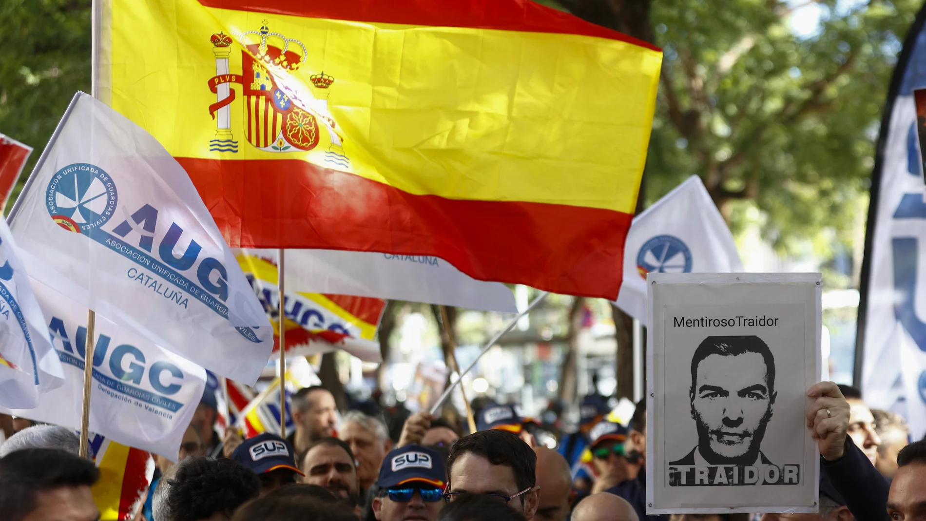 Un manifestante con la pancarta del presidente del Gobierno en funciones durante una concentración de sindicatos de Policía Nacional y Guardia Civil contra la amnistía, frente a la Ciudad de la Justicia, a 10 de noviembre de 2023, en Barcelona, Catalunya (España). La Asociación Unificada de Guardias Civiles (AUGC) y el Sindicato Unificado de Policía (SUP) han convocado la concentración con motivo de la toma de declaración a varios agentes de la autoridad procesados por el operativo del 1-O y para manifestar su rechazo a los acuerdos para una ley de amnistía que han alcanzado Junts y el PSOE. Durante la protesta, se ha realizado una lectura a un manifiesto de apoyo a los miembros de las Fuerzas y Cuerpos de Seguridad del Estado, que cumplieron su labor durante el 1-O. 10 NOVIEMBRE 2023;BARCELONA;CATALUNYA;CONCENTRACIÓN;SINDICATOS POLICÍAS Y GUARDIA CIVIL David Zorrakino / Europa Press 10/11/2023