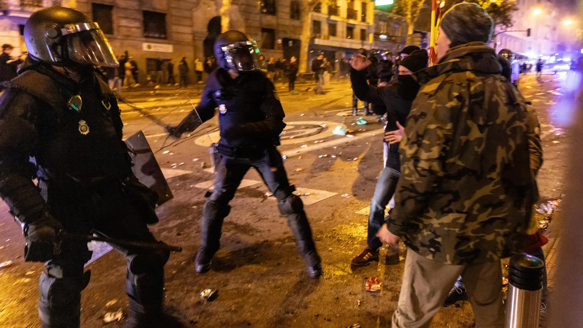 Imagen de los policías durante la protesta ante la sede del PSOE en Ferraz